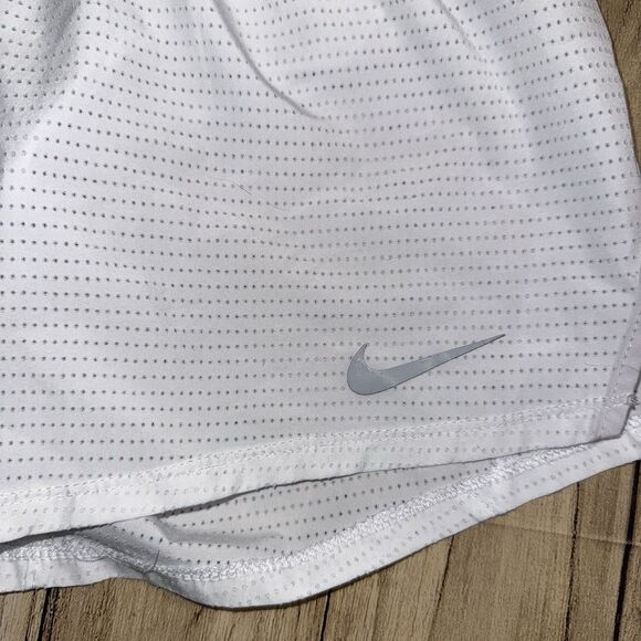 Women’s Under Armour XS White Dri-fit Shorts - Picture 2 of 7